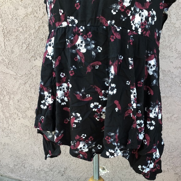 Torrid Skull and Flowers Challis Top - Picture 3 of 11